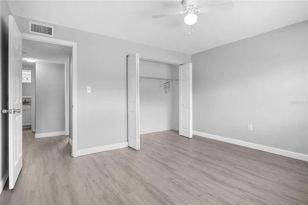 For Sale: $126,900 (2 beds, 1 baths, 899 Square Feet)