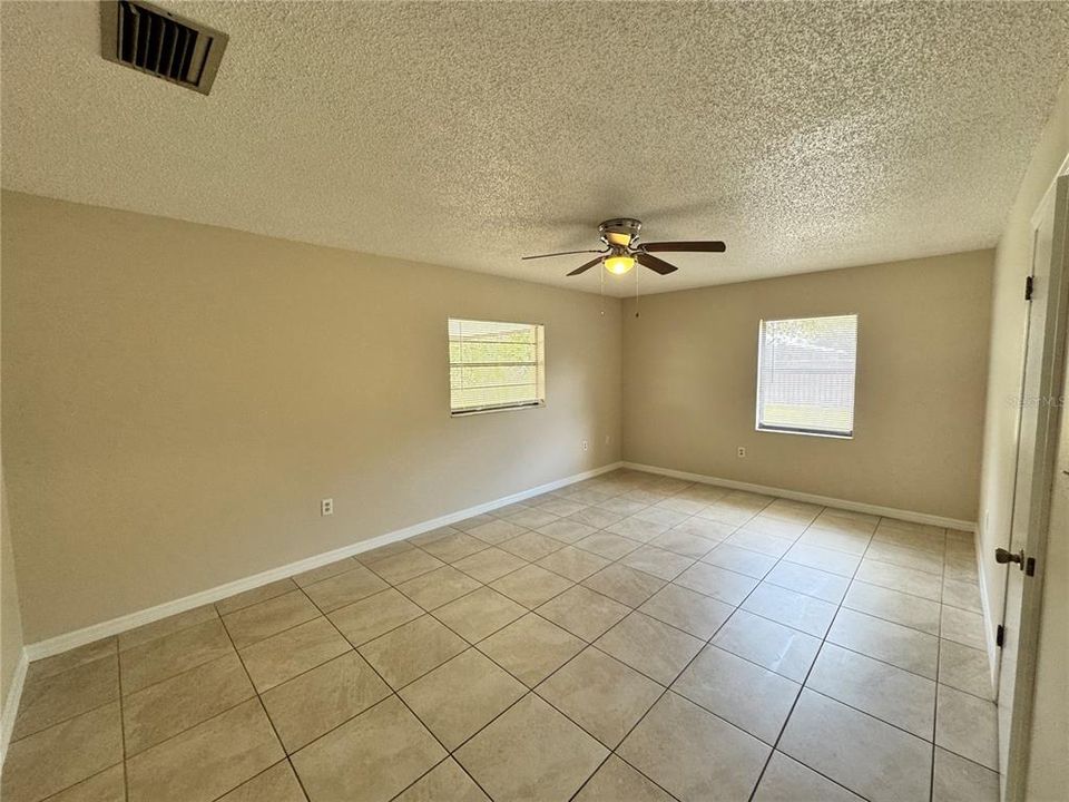 For Rent: $1,700 (3 beds, 2 baths, 1978 Square Feet)