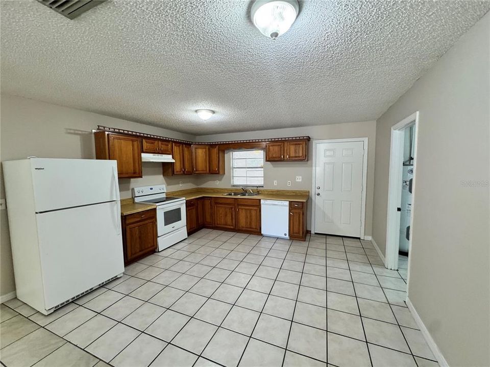 For Rent: $1,700 (3 beds, 2 baths, 1978 Square Feet)
