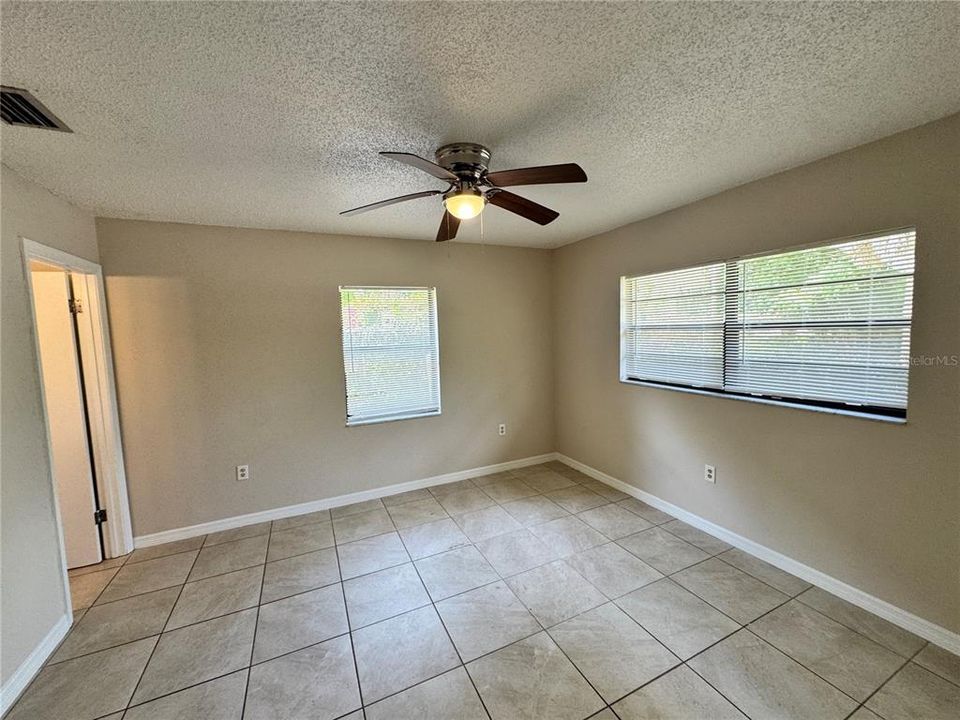 For Rent: $1,700 (3 beds, 2 baths, 1978 Square Feet)