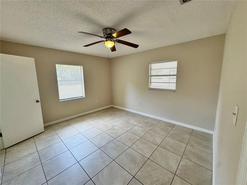 For Rent: $1,700 (3 beds, 2 baths, 1978 Square Feet)