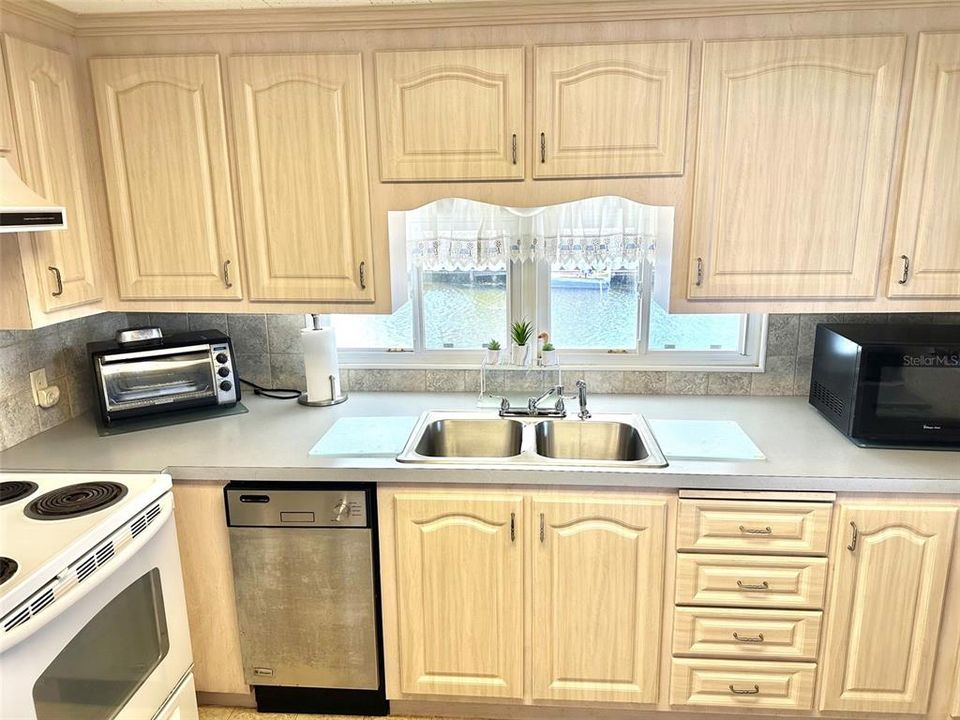 For Sale: $175,000 (2 beds, 2 baths, 1008 Square Feet)