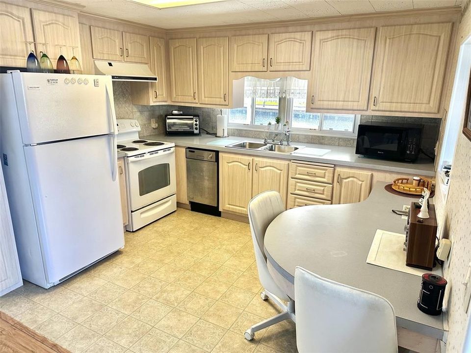 For Sale: $175,000 (2 beds, 2 baths, 1008 Square Feet)