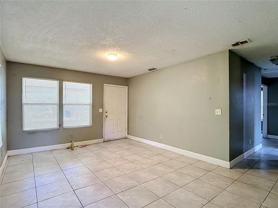 For Sale: $189,000 (3 beds, 1 baths, 896 Square Feet)