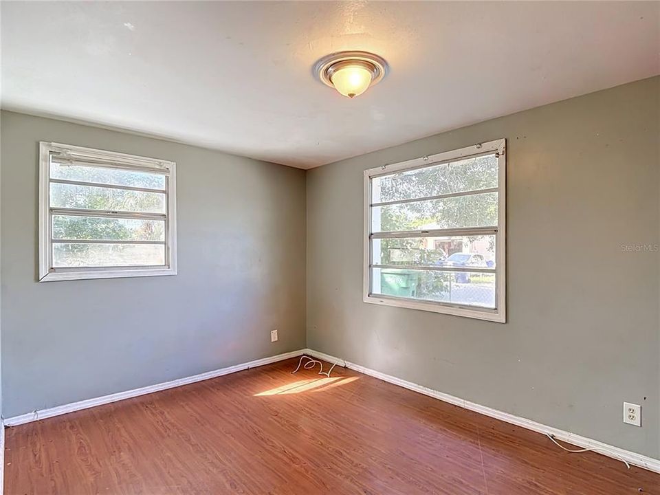 For Sale: $225,000 (4 beds, 1 baths, 1100 Square Feet)