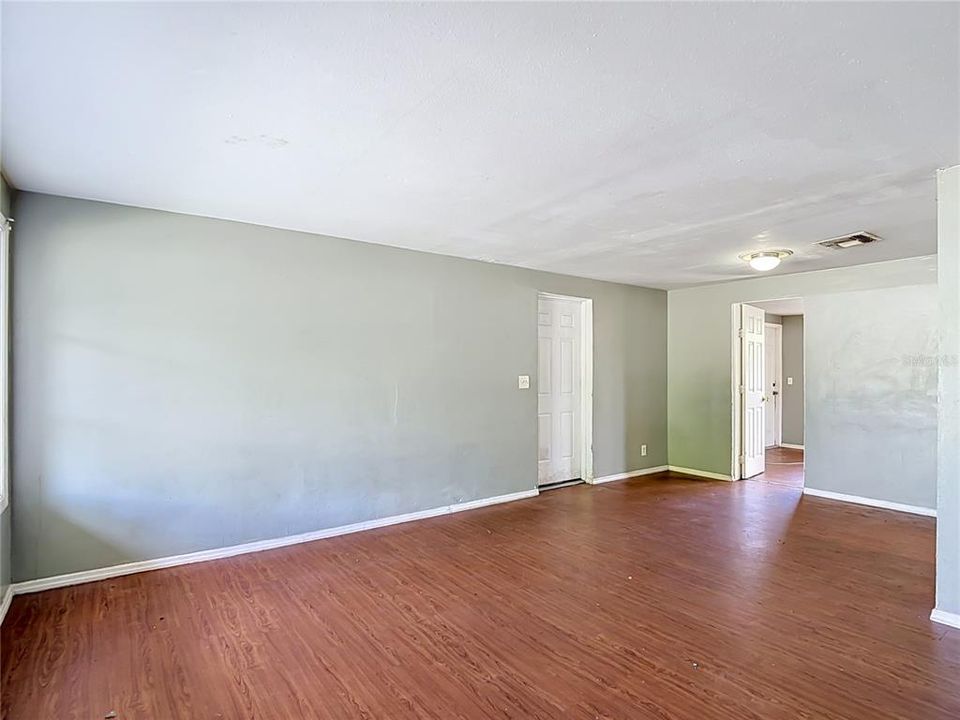 For Sale: $225,000 (4 beds, 1 baths, 1100 Square Feet)
