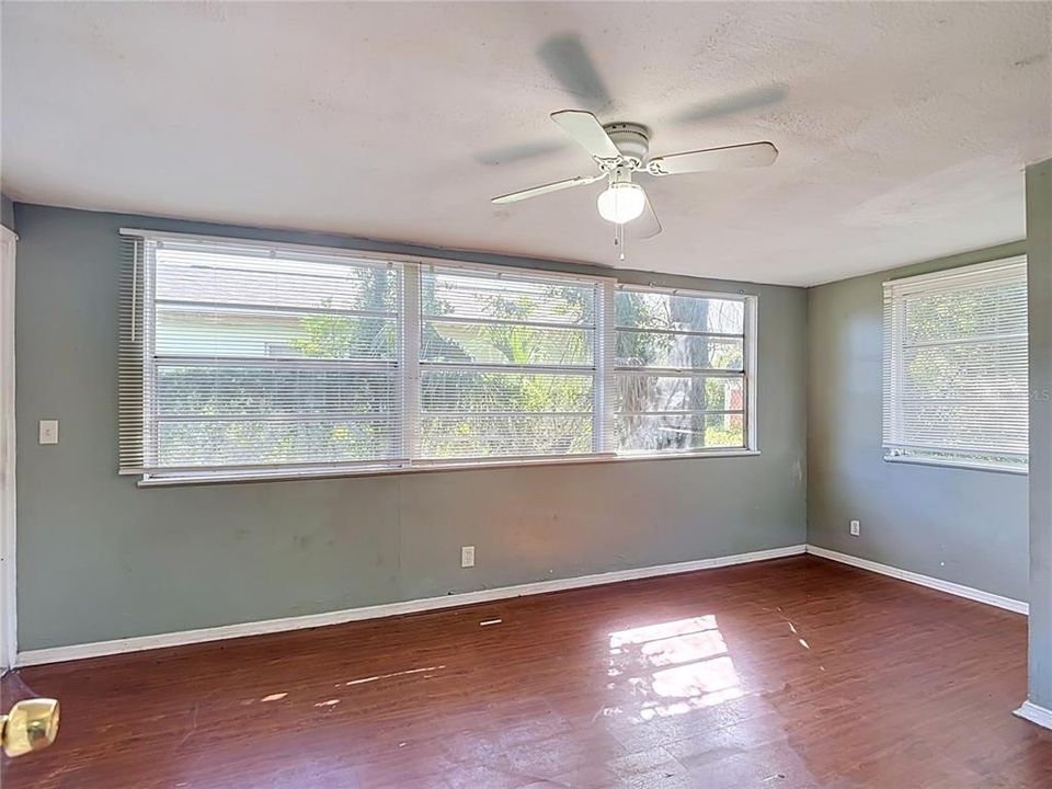 For Sale: $225,000 (4 beds, 1 baths, 1100 Square Feet)