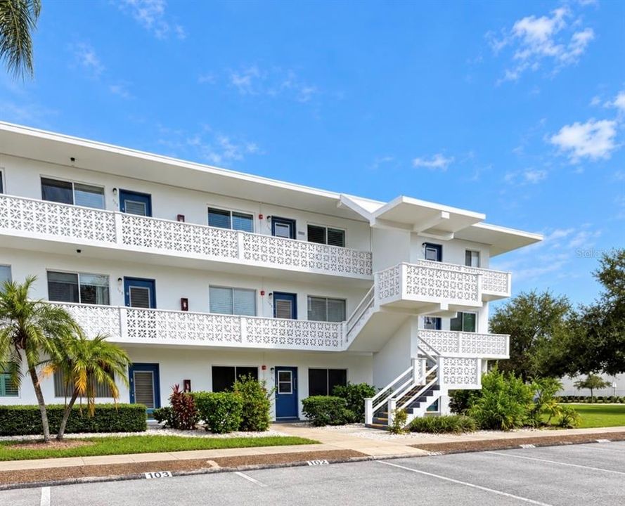 For Sale: $109,900 (1 beds, 1 baths, 874 Square Feet)