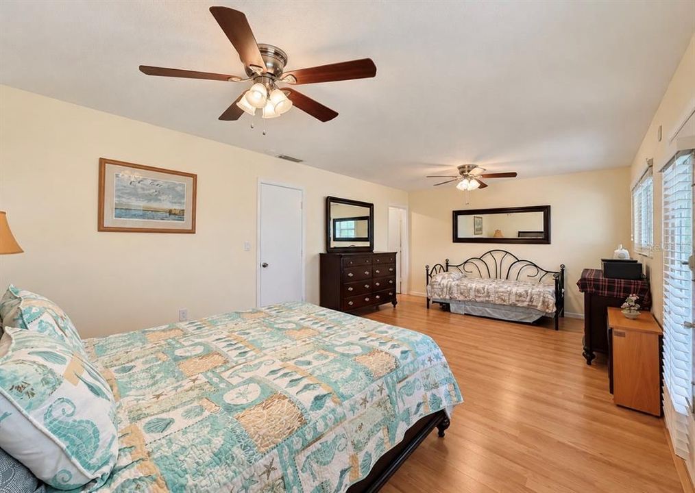 For Sale: $109,900 (1 beds, 1 baths, 874 Square Feet)