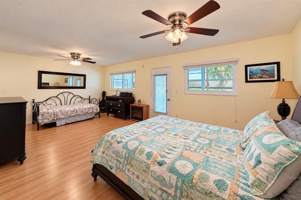For Sale: $109,900 (1 beds, 1 baths, 874 Square Feet)