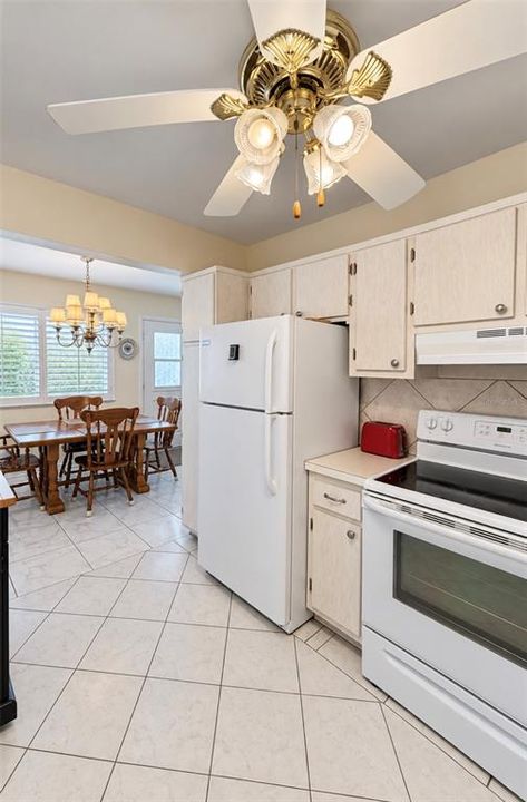 For Sale: $109,900 (1 beds, 1 baths, 874 Square Feet)