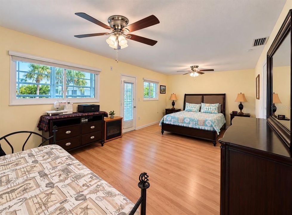 For Sale: $109,900 (1 beds, 1 baths, 874 Square Feet)