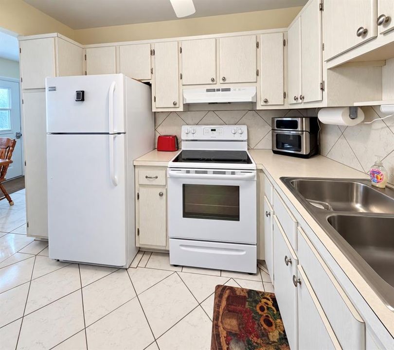 For Sale: $109,900 (1 beds, 1 baths, 874 Square Feet)