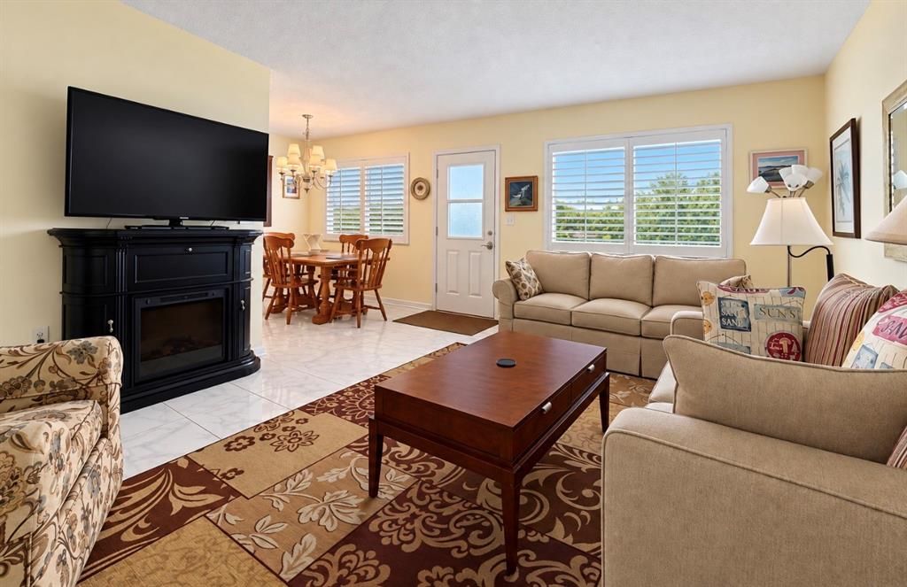 For Sale: $109,900 (1 beds, 1 baths, 874 Square Feet)