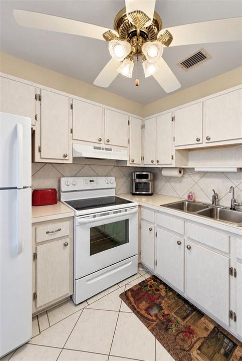 For Sale: $109,900 (1 beds, 1 baths, 874 Square Feet)