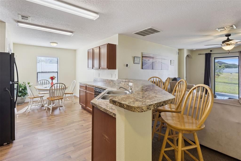 En Venta: $325,000 (4 camas, 2 baños, 1534 Pies cuadrados)