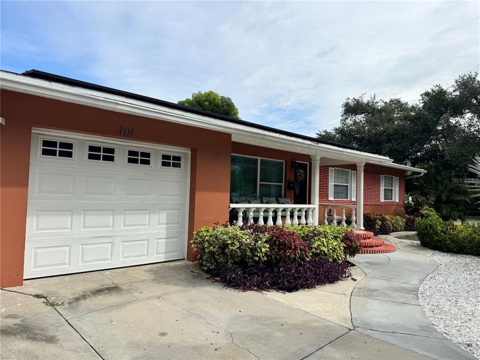 For Sale: $550,000 (5 beds, 4 baths, 2091 Square Feet)