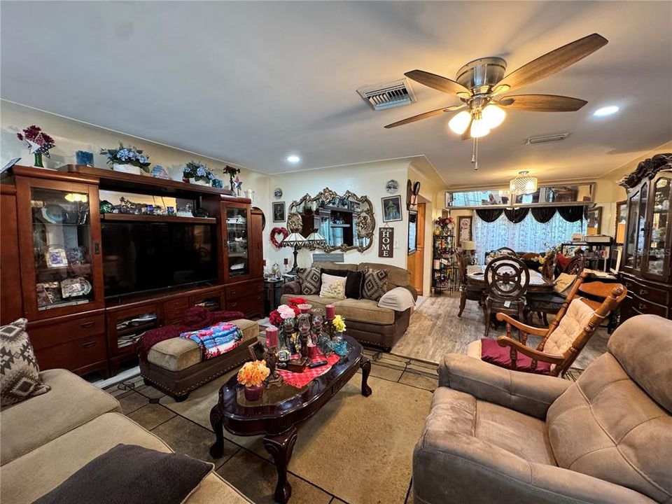 For Sale: $550,000 (5 beds, 4 baths, 2091 Square Feet)