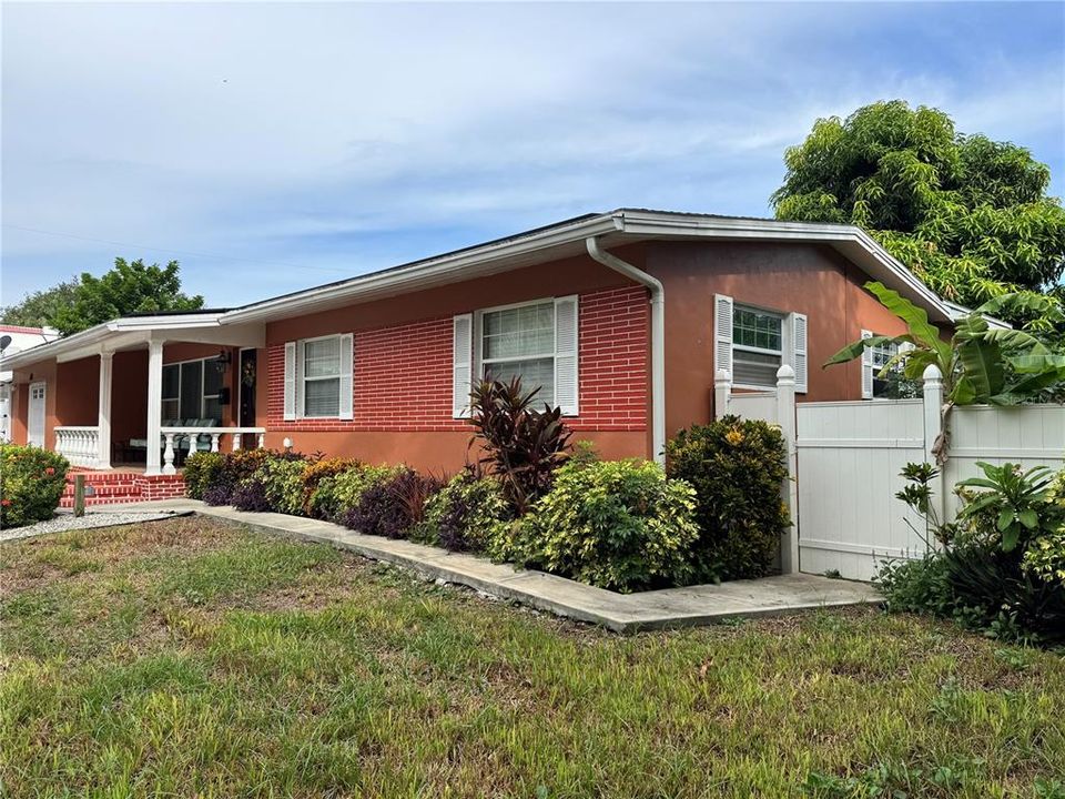 For Sale: $550,000 (5 beds, 4 baths, 2091 Square Feet)