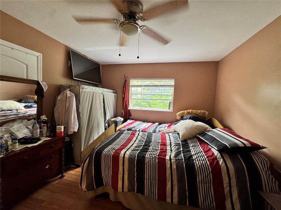 For Sale: $550,000 (5 beds, 4 baths, 2091 Square Feet)