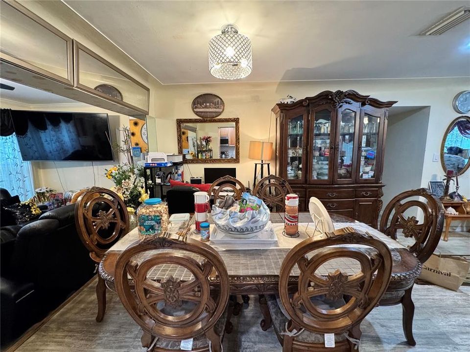 For Sale: $550,000 (5 beds, 4 baths, 2091 Square Feet)