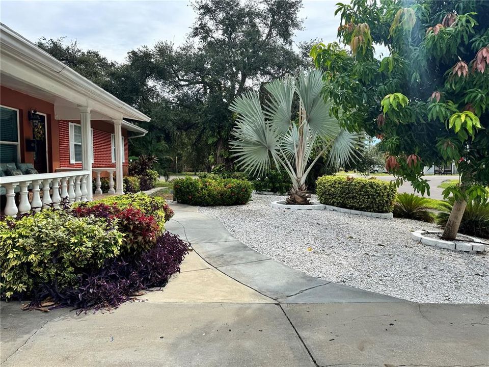 For Sale: $550,000 (5 beds, 4 baths, 2091 Square Feet)