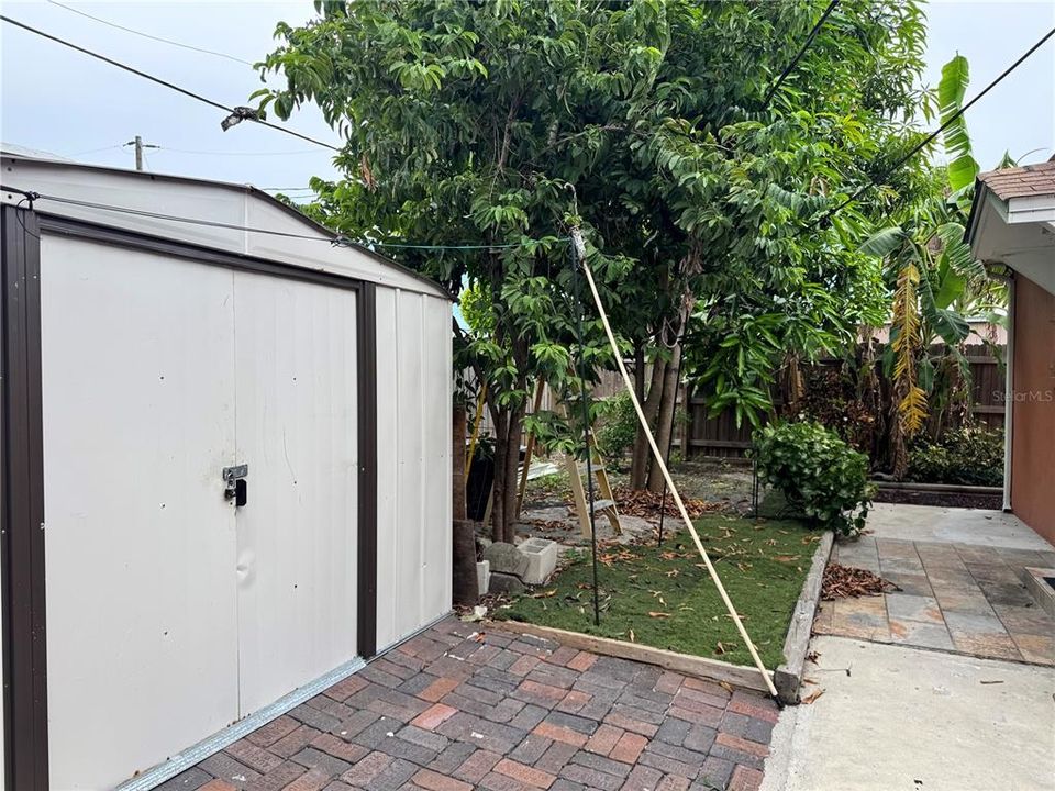 For Sale: $550,000 (5 beds, 4 baths, 2091 Square Feet)