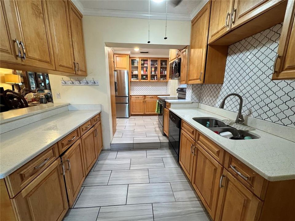 For Sale: $550,000 (5 beds, 4 baths, 2091 Square Feet)