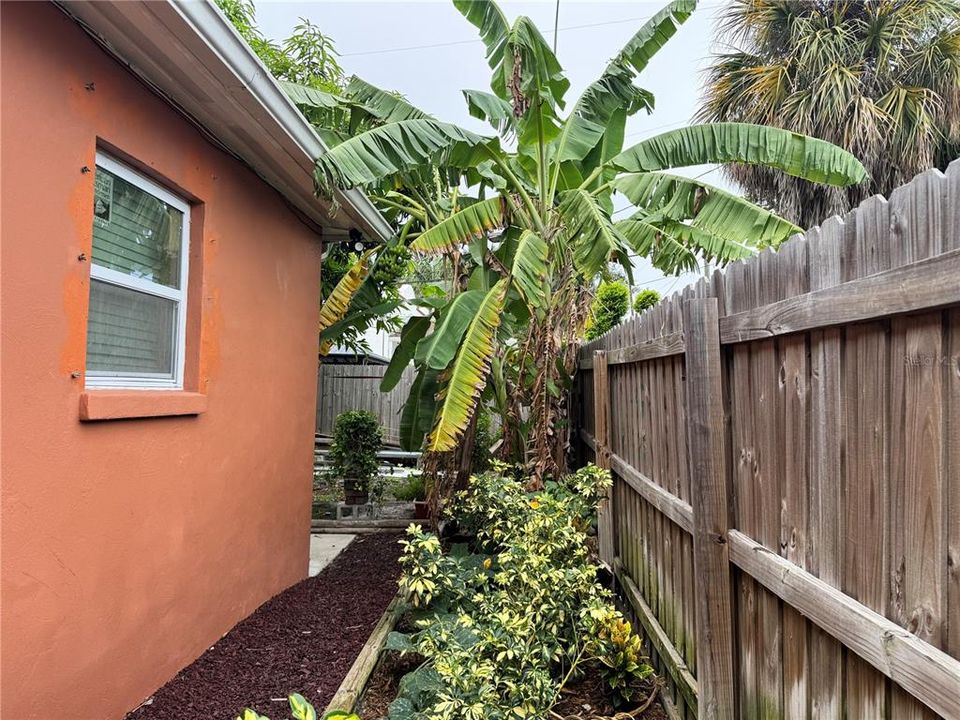 For Sale: $550,000 (5 beds, 4 baths, 2091 Square Feet)