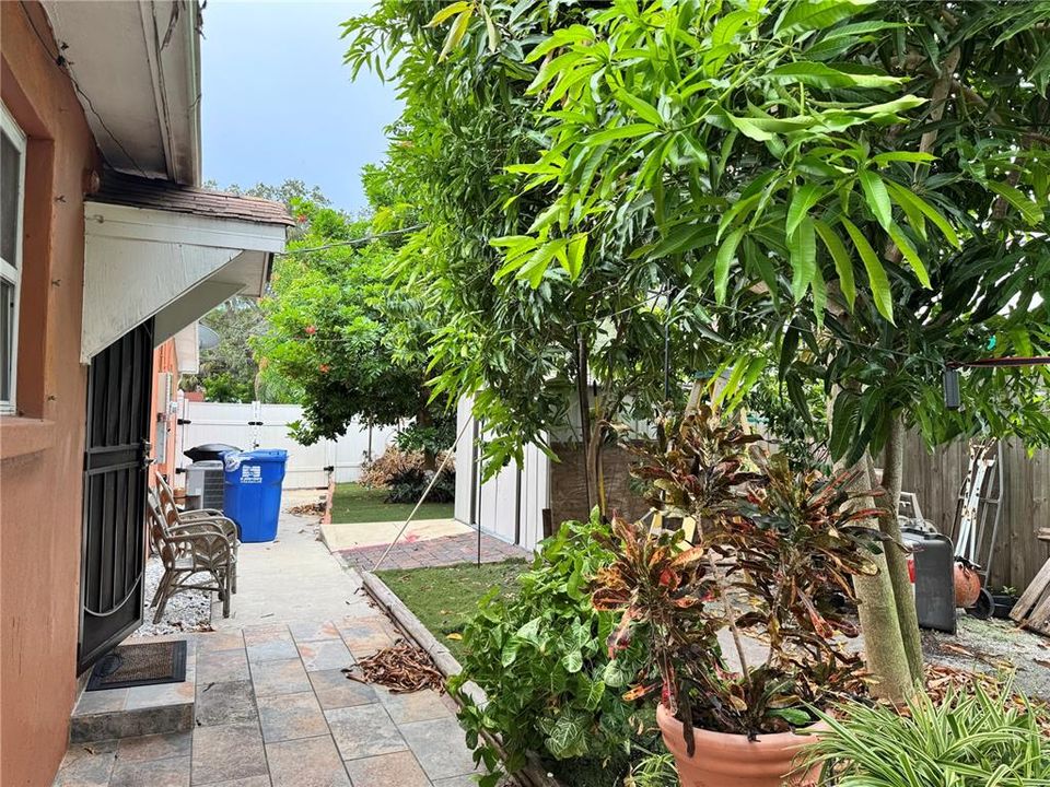 For Sale: $550,000 (5 beds, 4 baths, 2091 Square Feet)