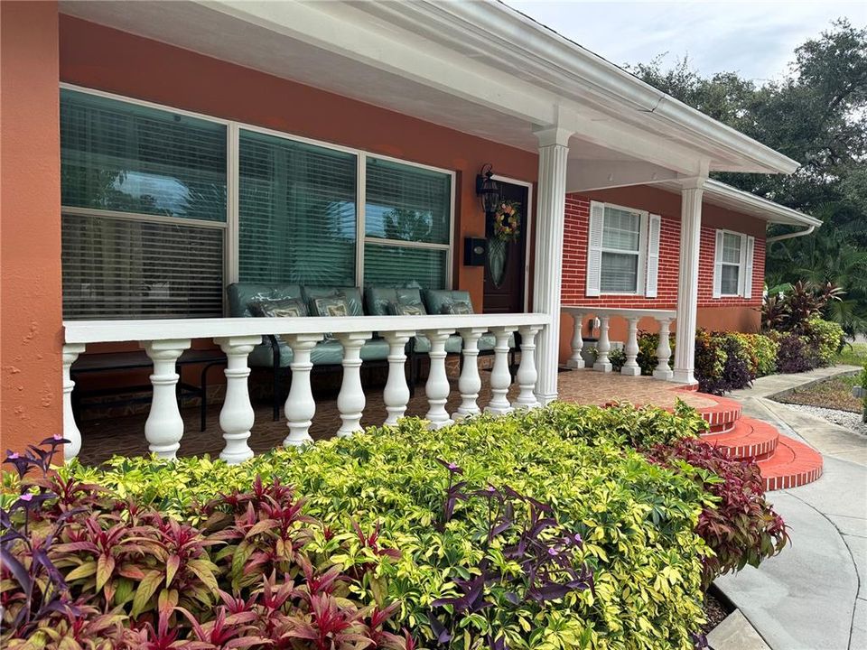For Sale: $550,000 (5 beds, 4 baths, 2091 Square Feet)