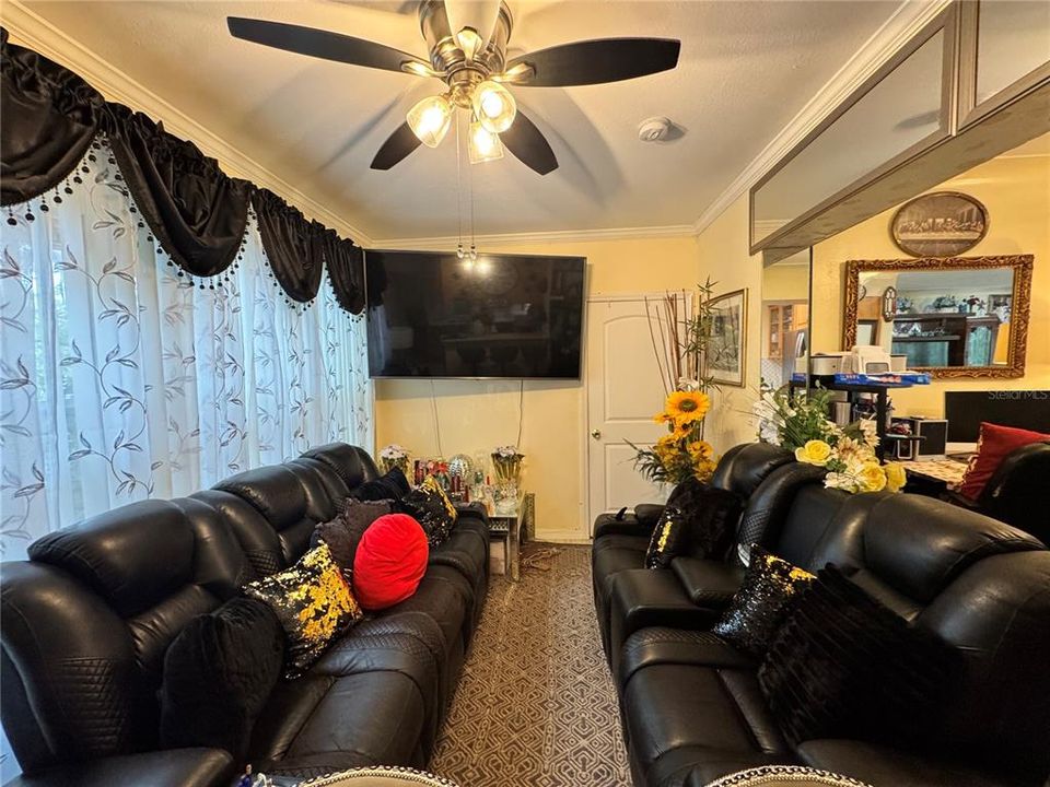 For Sale: $550,000 (5 beds, 4 baths, 2091 Square Feet)
