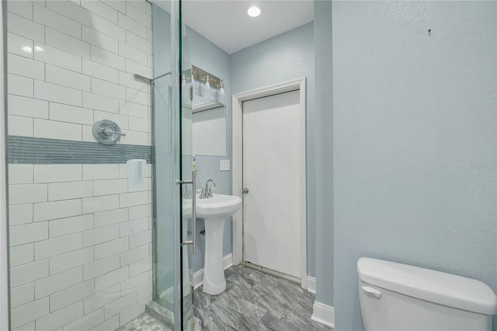 For Sale: $999,000 (6 beds, 5 baths, 4062 Square Feet)