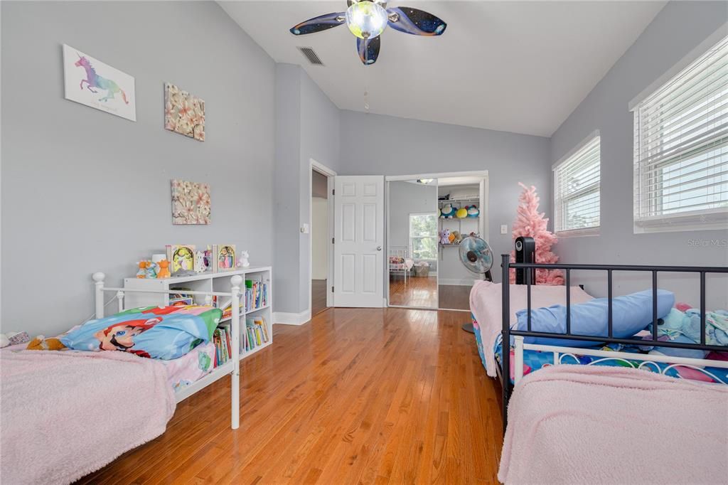 For Sale: $999,000 (6 beds, 5 baths, 4062 Square Feet)