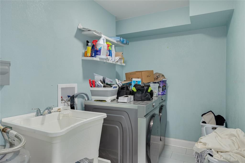 For Sale: $999,000 (6 beds, 5 baths, 4062 Square Feet)