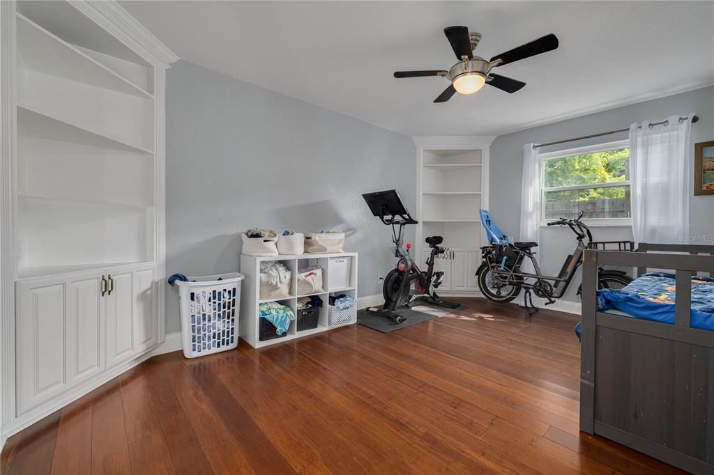 For Sale: $999,000 (6 beds, 5 baths, 4062 Square Feet)