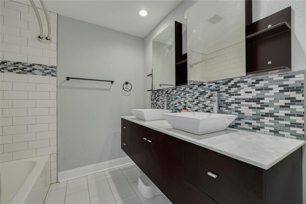 For Sale: $999,000 (6 beds, 5 baths, 4062 Square Feet)