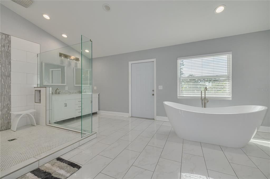 For Sale: $999,000 (6 beds, 5 baths, 4062 Square Feet)