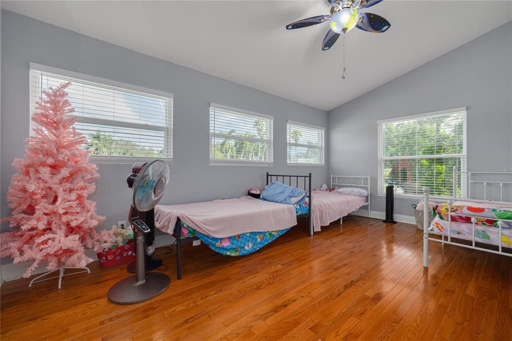 For Sale: $999,000 (6 beds, 5 baths, 4062 Square Feet)