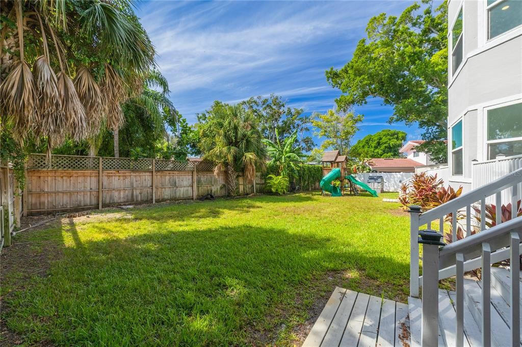 For Sale: $999,000 (6 beds, 5 baths, 4062 Square Feet)