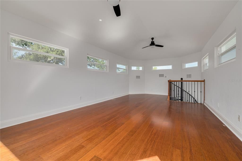 For Sale: $999,000 (6 beds, 5 baths, 4062 Square Feet)