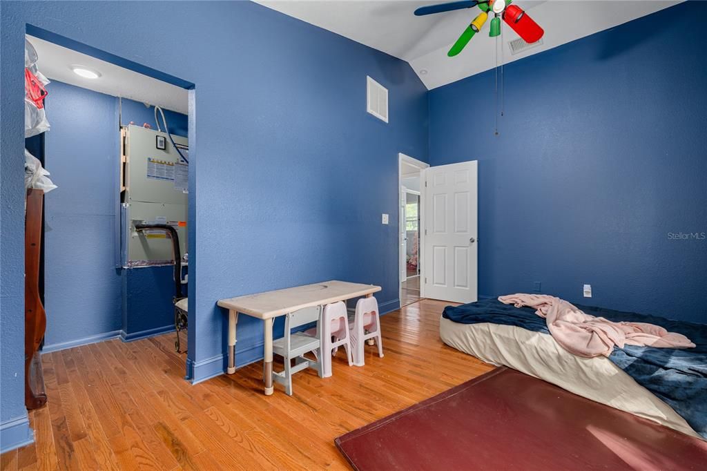 For Sale: $999,000 (6 beds, 5 baths, 4062 Square Feet)