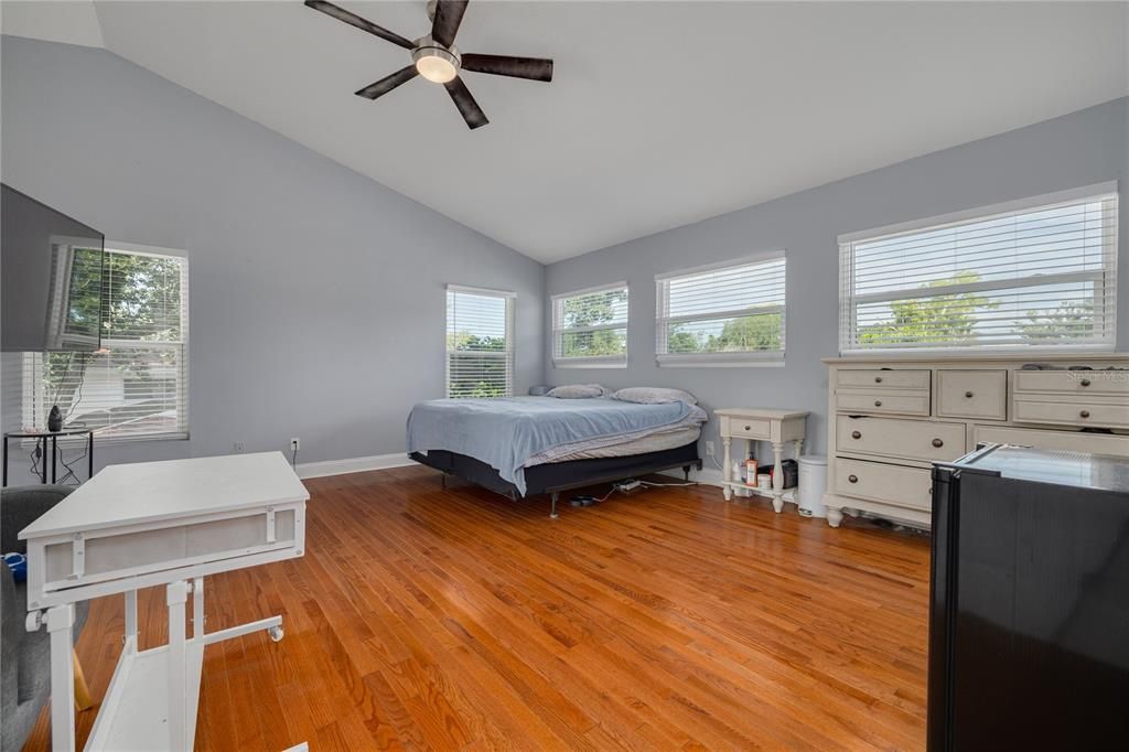 For Sale: $999,000 (6 beds, 5 baths, 4062 Square Feet)