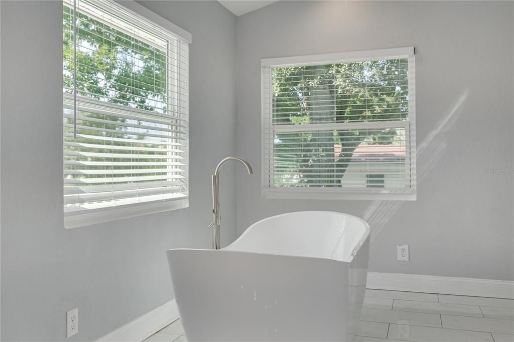 For Sale: $999,000 (6 beds, 5 baths, 4062 Square Feet)