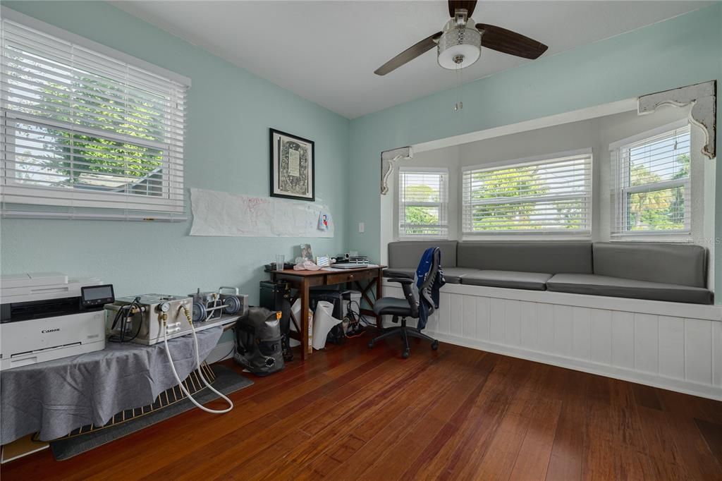 For Sale: $999,000 (6 beds, 5 baths, 4062 Square Feet)