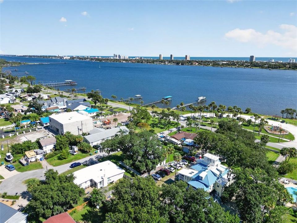 На продажу: $389,900 (2 спален, 3 ванн, 1148 Квадратных фут)