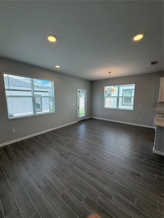 For Rent: $2,600 (4 beds, 2 baths, 1833 Square Feet)
