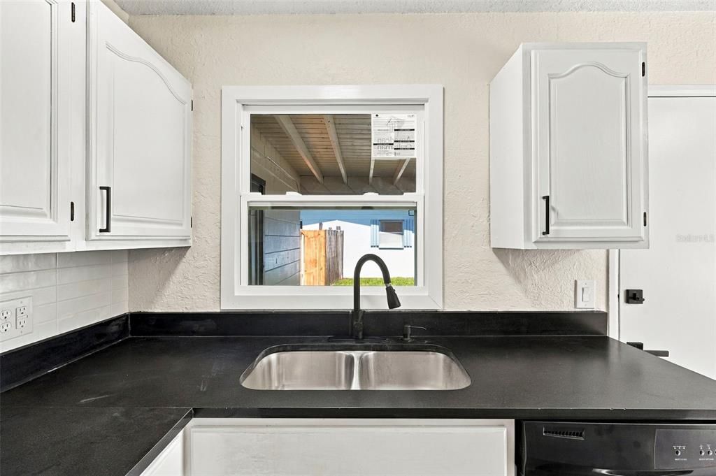 For Sale: $359,000 (3 beds, 1 baths, 1089 Square Feet)