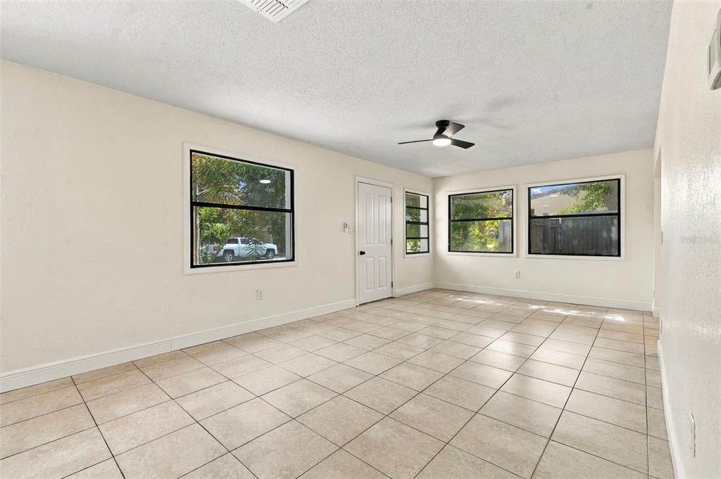 For Sale: $359,000 (3 beds, 1 baths, 1089 Square Feet)