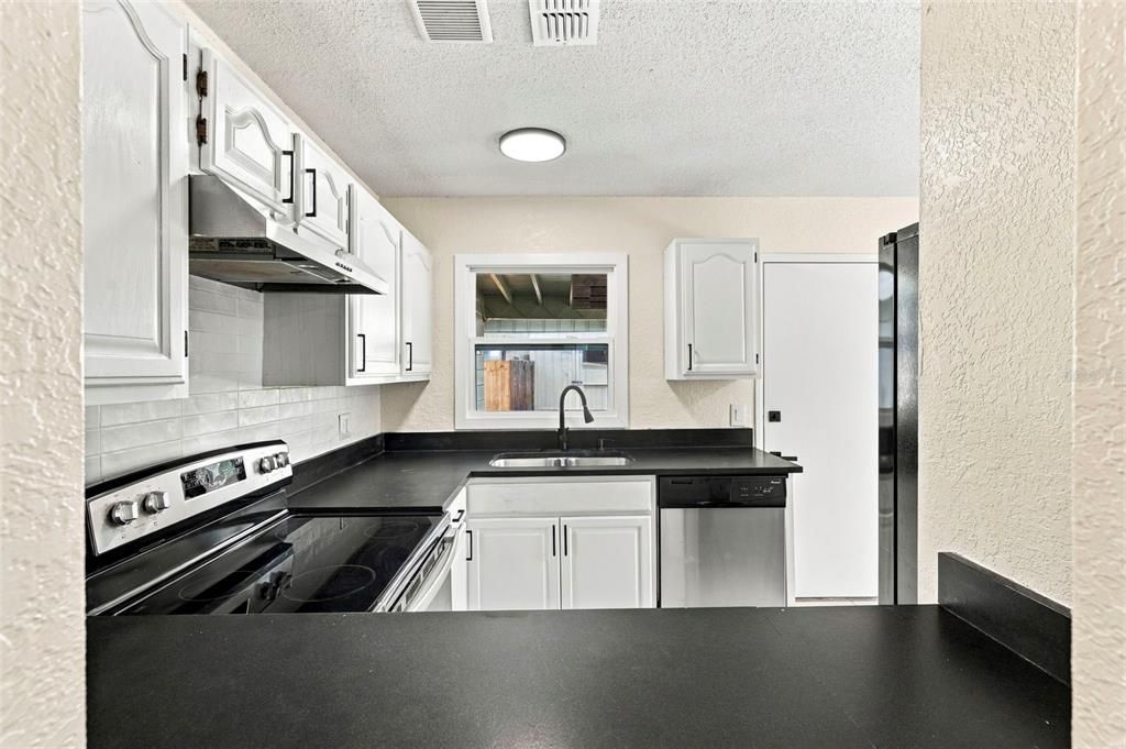 For Sale: $359,000 (3 beds, 1 baths, 1089 Square Feet)